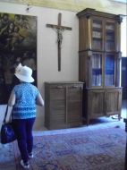 Marta intenta a guardare un quadro nel museo